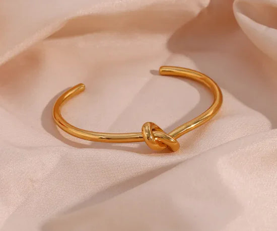 Faire Le Noeud Gold Bangle