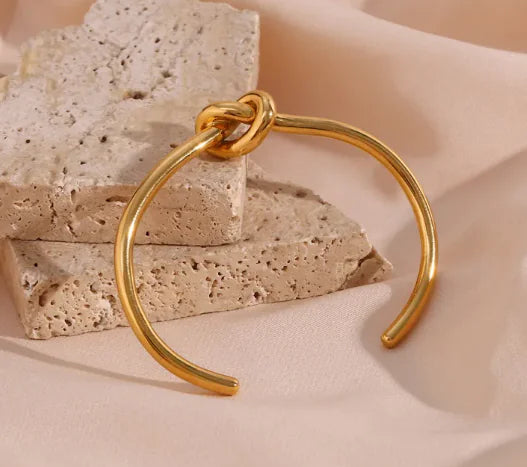 Faire Le Noeud Gold Bangle